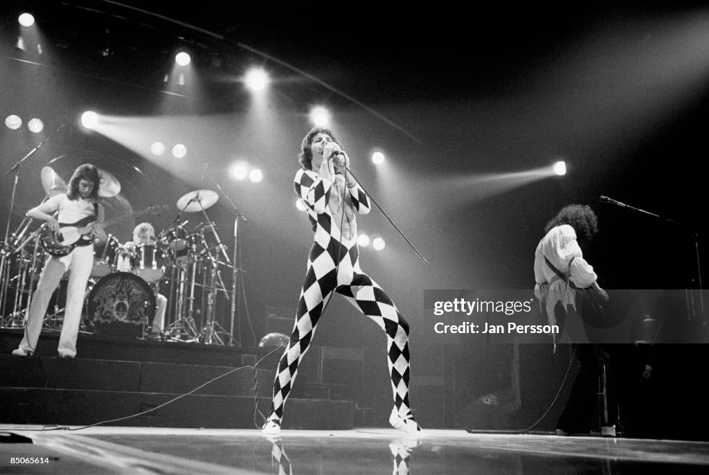 Photo of QUEEN and Freddie MERCURY and Brian MAY and John DEACON and Roger TAYLOR