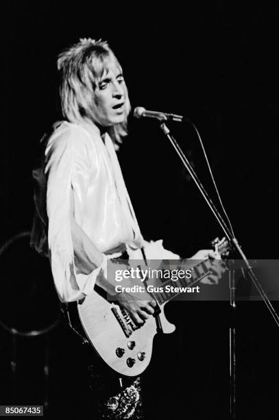 Photo of David BOWIE and Mick RONSON, Mick Ronson performing on stage with David Bowie and the Spiders from Mars