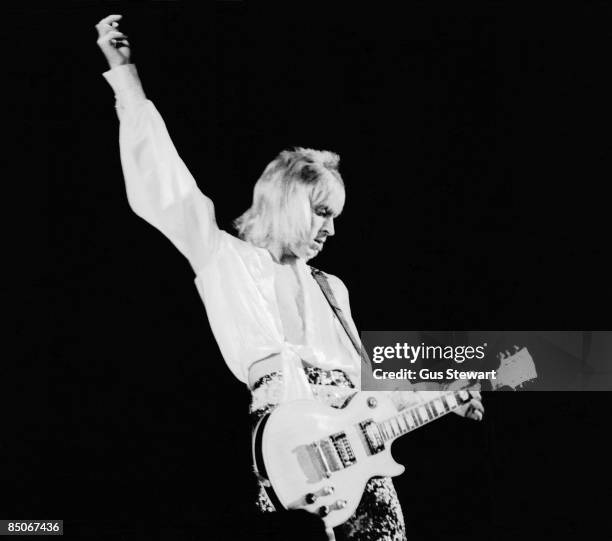 Photo of David BOWIE and Mick RONSON, Mick Ronson performing on stage with David Bowie and the Spiders from Mars