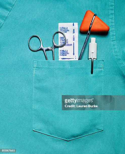 medical scrubs pocket with tools of trade - vestimenta de hospital fotografías e imágenes de stock