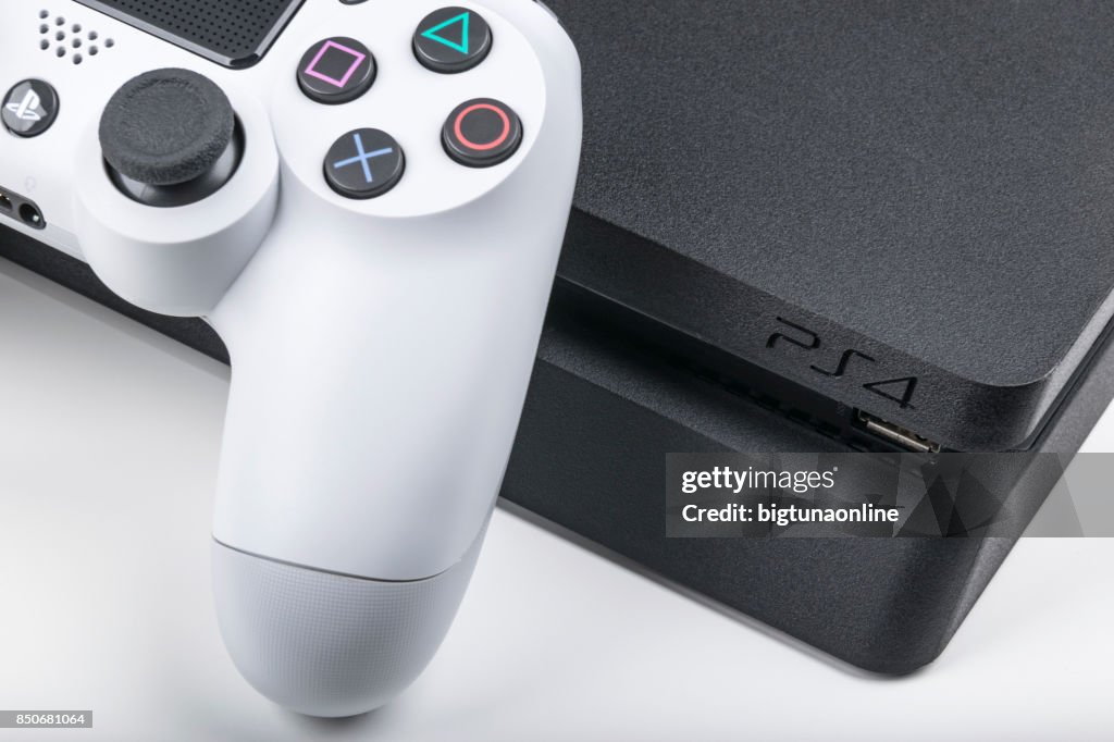 Sony PlayStation 4 Spiel-Konsole mit einem Joystick Dualshock 4, Home-Video-Spielkonsole von Sony Interactive Entertainment entwickelt.