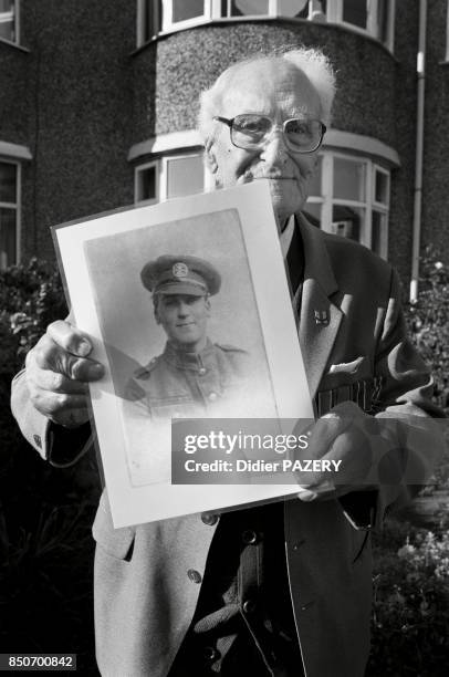 Ted Rimmer ancien combattant de la guerre de 14-18, né à Southport le 10 septembre 1898; Mobilisé en 1916, il participe aux batailles d'Ypres en...