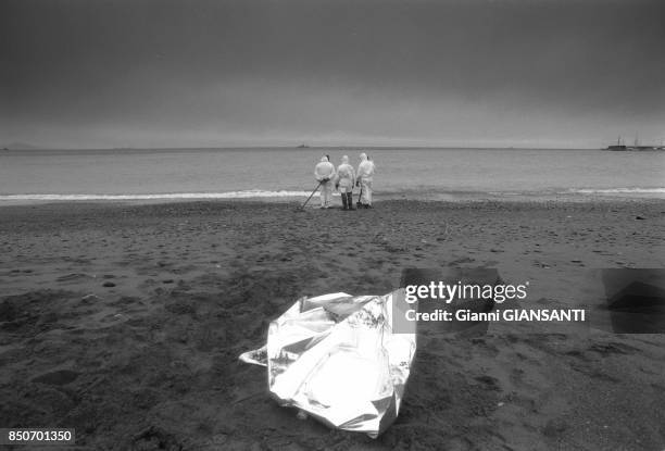 Nettoyage de la plage après une marée noire près de Gênes en février 1988, Italie.