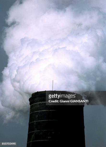 Fumée se dégageant de la cheminée d'une usine en pologne en 1990.