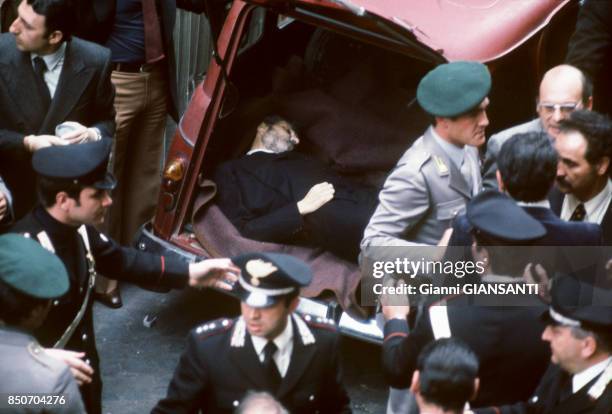 La dépouille mortelle de l'homme politique Aldo Moro, assassiné par les Brigades rouges, découvert dans le coffre arrière d'une Renault 4 dans le...