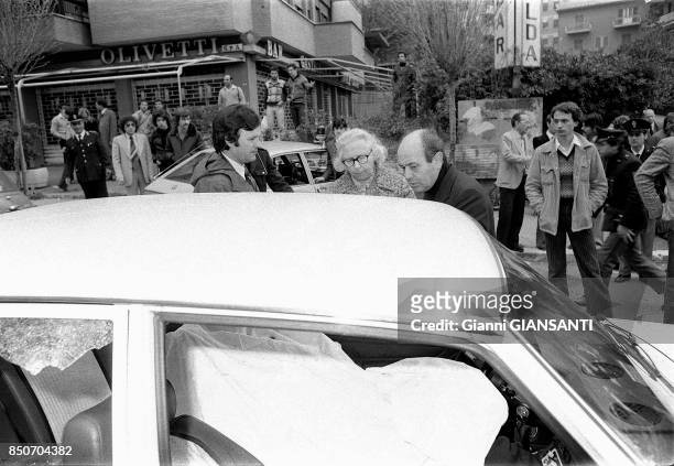 Le cadavre recouvert par un drap d'un des gardes du corps assassiné par les Brigades Rouges lors de l'enlèvemment de Aldo Moro le 16 mars 1978,...