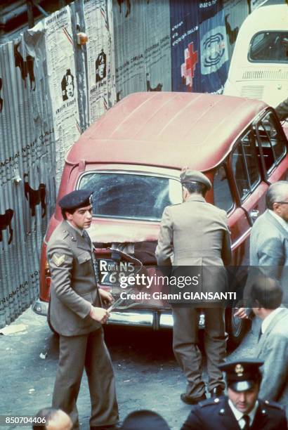 La dépouille mortelle de l'homme politique Aldo Moro, assassiné par les Brigades rouges, découvert dans le coffre arrière d'une Renault 4 dans le...