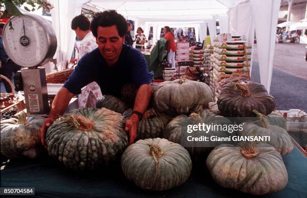 Commerçant sur un marché à Alexandrie dans le Piemont en juillet 1999, Italie.