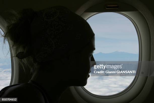 Heidi Klum armire le Kilimandjaro en avion lors de ses vacances à Malindi au Kenya en décembre 2003.
