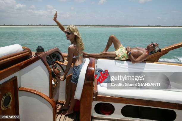 Heidi Klum et son compagnon Flavio Briatore en bateau lors de leurs vacances à Malindi au Kenya en décembre 2003.