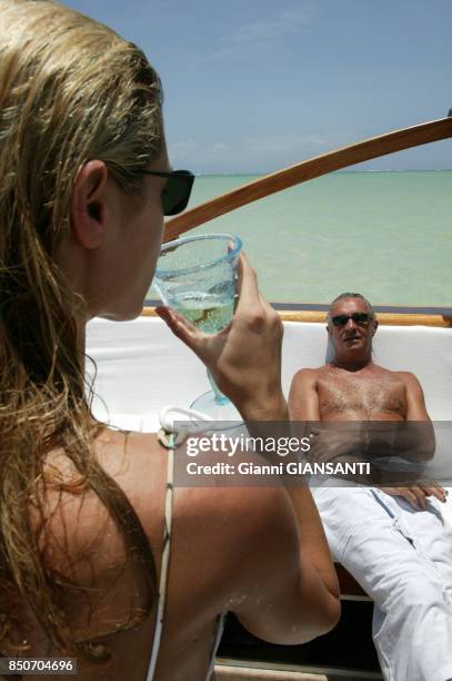 Heidi Klum et son compagnon Flavio Briatore en bateau lors de leurs vacances à Malindi au Kenya en décembre 2003.