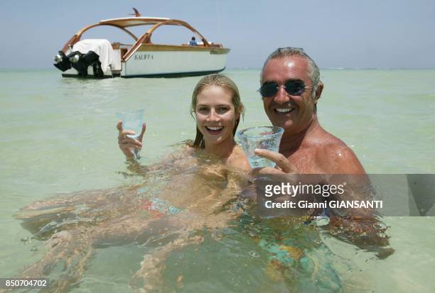 Heidi Klum et son compagnon Flavio Briatore dans l'eau lors de leurs vacances à Malindi au Kenya en décembre 2003.