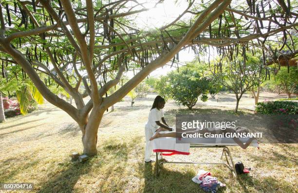 Séance de massage pour Heidi Klum lors de ses vacances à malindi en décembre 2003, Kenya.