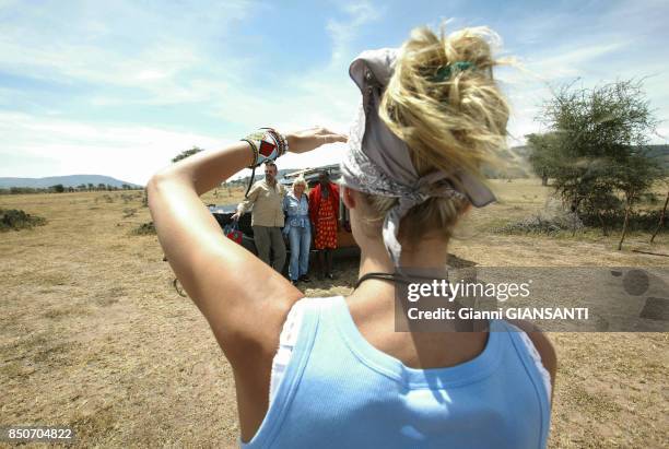 Heidi Klum photographie ses parents avec un Masaï lors des ses vacances au Kenya en décembre 2003.