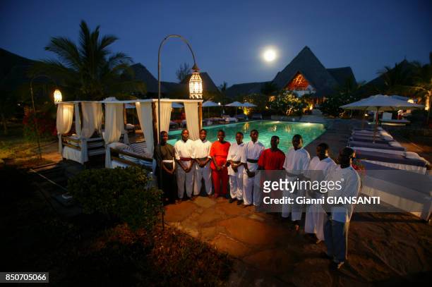 Le personnel du 'Lion in the Sun Resort' à Malindi au Kenya en 2003.