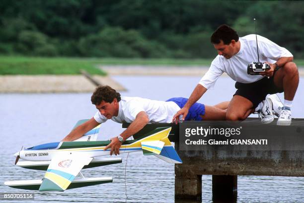 Ayrton Senna pose son hydravion en modèle réduit sur un lac près de Sao Paolo le 15 février 1994, Brésil.