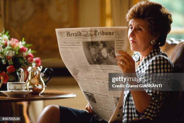 Edith Cresson, nouveau premier ministre, dans son bureau de l'Hotel Matignon à Paris le 18 mai 1991, France.