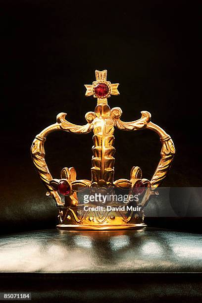 gold crown  - crown headwear stockfoto's en -beelden