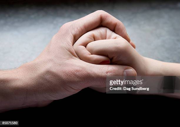 hand in hand - dag 2 stock pictures, royalty-free photos & images