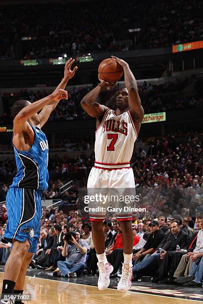 Ben Gordon of the Chicago Bulls goes up for a jumpshot against Courtney Lee of the Orlando Magic on February 24, 2009 at the United Center in...