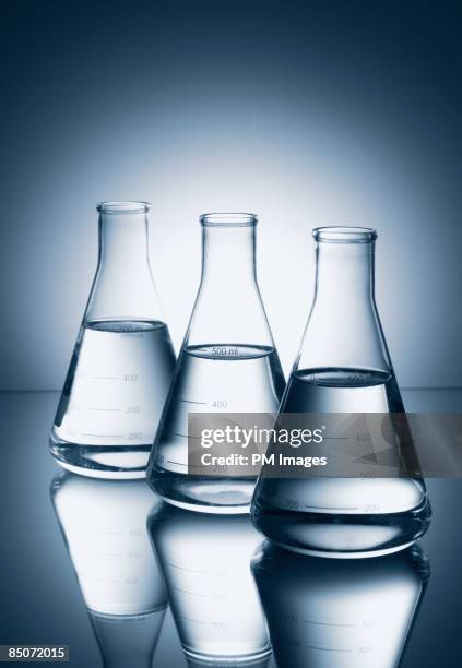 chemistry glassware - bouteille d'erlenmeyer photos et images de collection