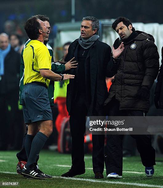 Referee Luis Medina Cantalejo speaks to Jose Mourinho and Luis Figo of Inter Milan during the UEFA Champions League, Round of Last 16, First Leg...