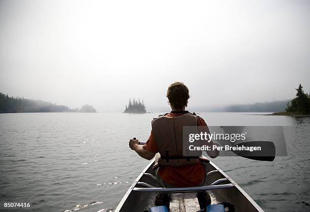 lone paddler with a view - isle royale national park - fotografias e filmes do acervo