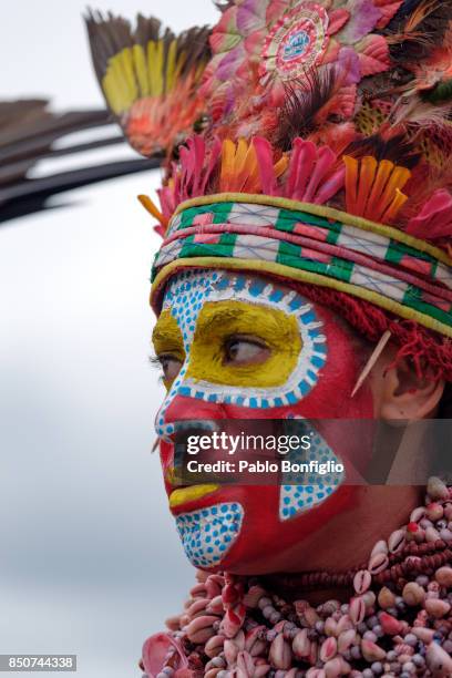 female sing sing group performer at the 61st goroka cultural show in papua new guinea - goroka stockfoto's en -beelden