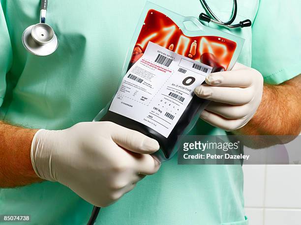 doctor/ nurse holding blood bag. - blood bag 個照片及圖片檔