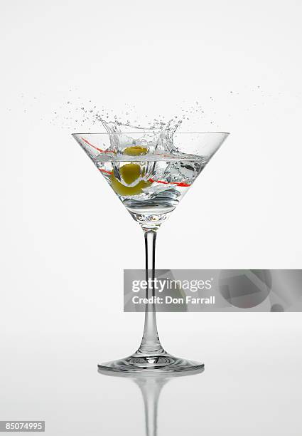 martini splash white background - martini stockfoto's en -beelden