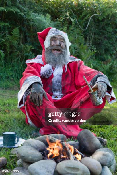 santa claus - redundante en daklozen - dirty santa stockfoto's en -beelden