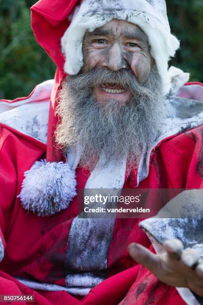 santa claus - redundante en daklozen - dirty santa stockfoto's en -beelden