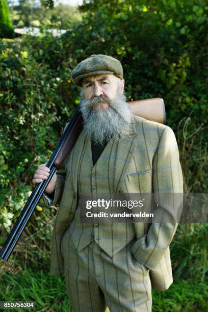 jachtopziener met zijn shotgun - jachtopziener stockfoto's en -beelden