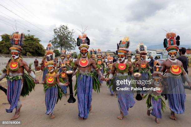members of traditional sing sing group at the 61st goroka cultural show in papua new guinea - goroka stockfoto's en -beelden