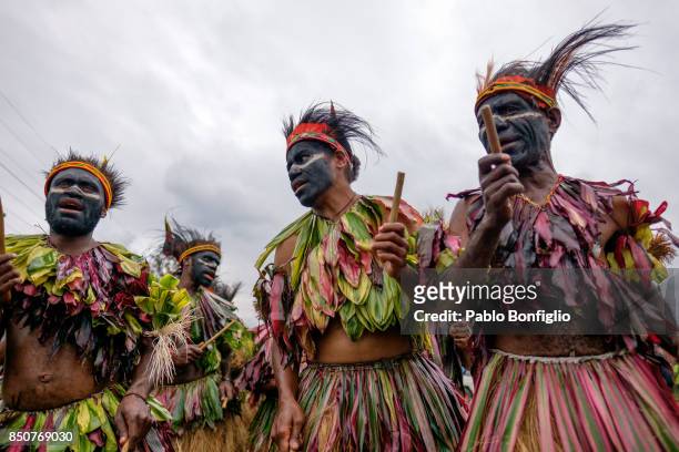 members of traditional sing sing group at the 61st goroka cultural show in papua new guinea - goroka stockfoto's en -beelden