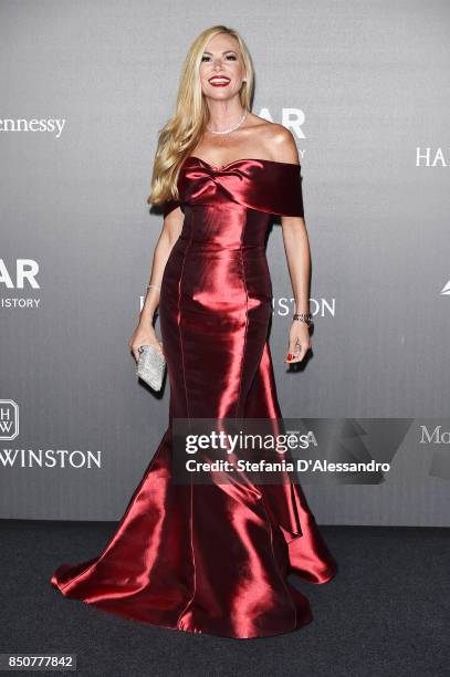 Federica Panicucci walks the red carpet of amfAR Gala Milano on September 21, 2017 in Milan, Italy.