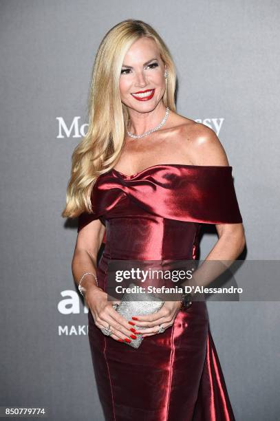 Federica Panicucci walks the red carpet of amfAR Gala Milano on September 21, 2017 in Milan, Italy.