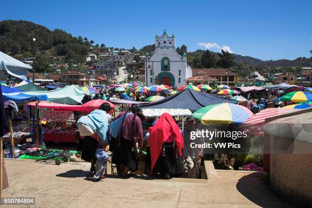 Iglesia de San Juan Bautista and market, San Juan Chamula, near San Cristobal de las Casas, Chiapas, Mexico.