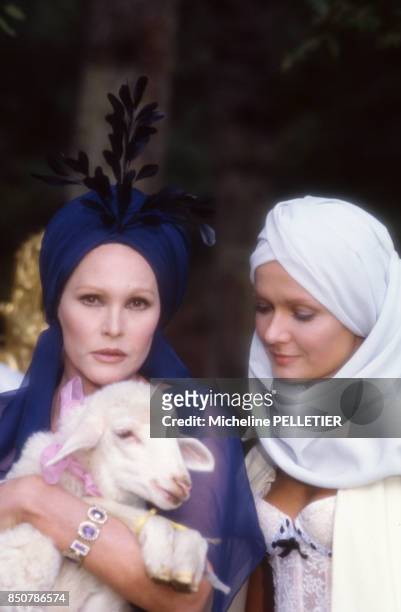 Ursula Andress et Mimi Coutelier sur le tournage du film 'Liberté, Égalité, Choucroute' réalisé par Claude Chabrol en septembre 1984, France.