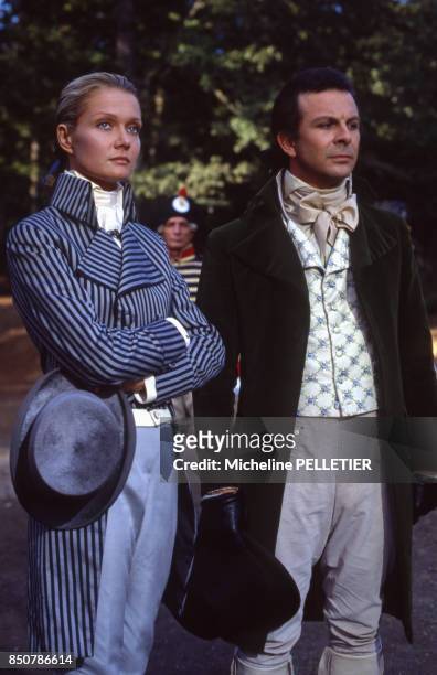 Mimi Coutelier et Roland Giraud sur le tournage du film 'Liberté, Égalité, Choucroute' réalisé par Jean Yanne en septembre 1984, France.