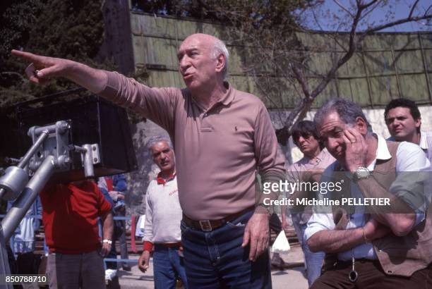 Giuliano Montaldo sur le tournage de son film 'Les Lunettes d'or' en mars 1987, Italie.