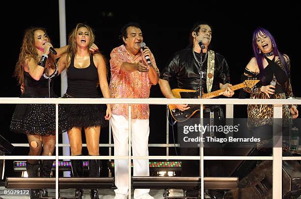 Singer Daniela Mercury is joined by Aline Rosa, Paulinho Boca de Cantor, Pepeu Gomes and Baby do Brasil in the owl's block on February 24, 2009 in...