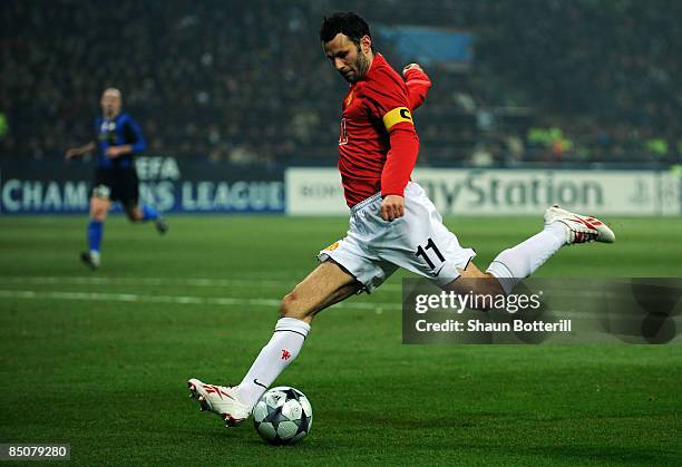 Ryan Giggs of Manchester United shoots on goal during the UEFA Champions League, Round of Last 16, First Leg match between Inter Milan and Manchester...