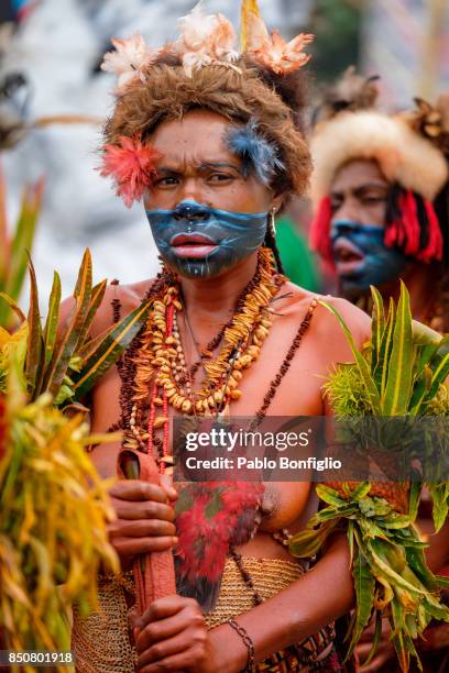 female sing sing group performer at the 61st goroka cultural show in papua new guinea - goroka stockfoto's en -beelden