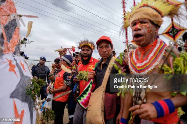 locals and members of traditional sing sing group at the 61st goroka cultural show in papua new guinea - goroka stock pictures, royalty-free photos & images
