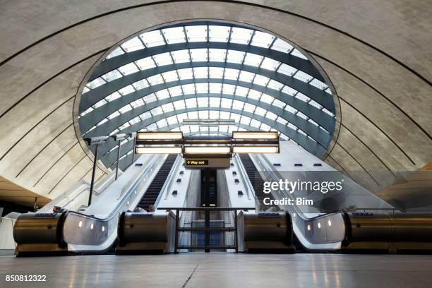 エスカレーター、カナリー ・ ワーフ、ロンドン、イギリス - underground station ストックフォトと画像