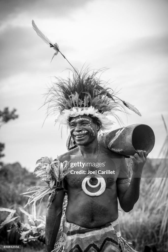 Uomo che festeggia nella provincia di Madang, Papua Nuova Guinea