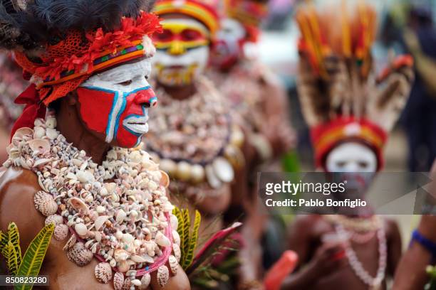 female sing sing group performer wearing a shell necklace at the 61st goroka cultural show in papua new guinea - goroka stockfoto's en -beelden