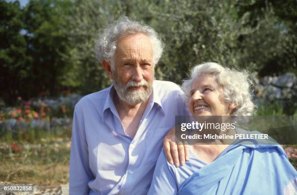 Jacques de Bourbon Busset, de l'Académie française, dans sa maison du sud de la France avec sa femme en juin 1982.