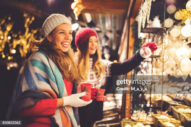 kauf auf weihnachtsmarkt - christkindlmarkt stock-fotos und bilder